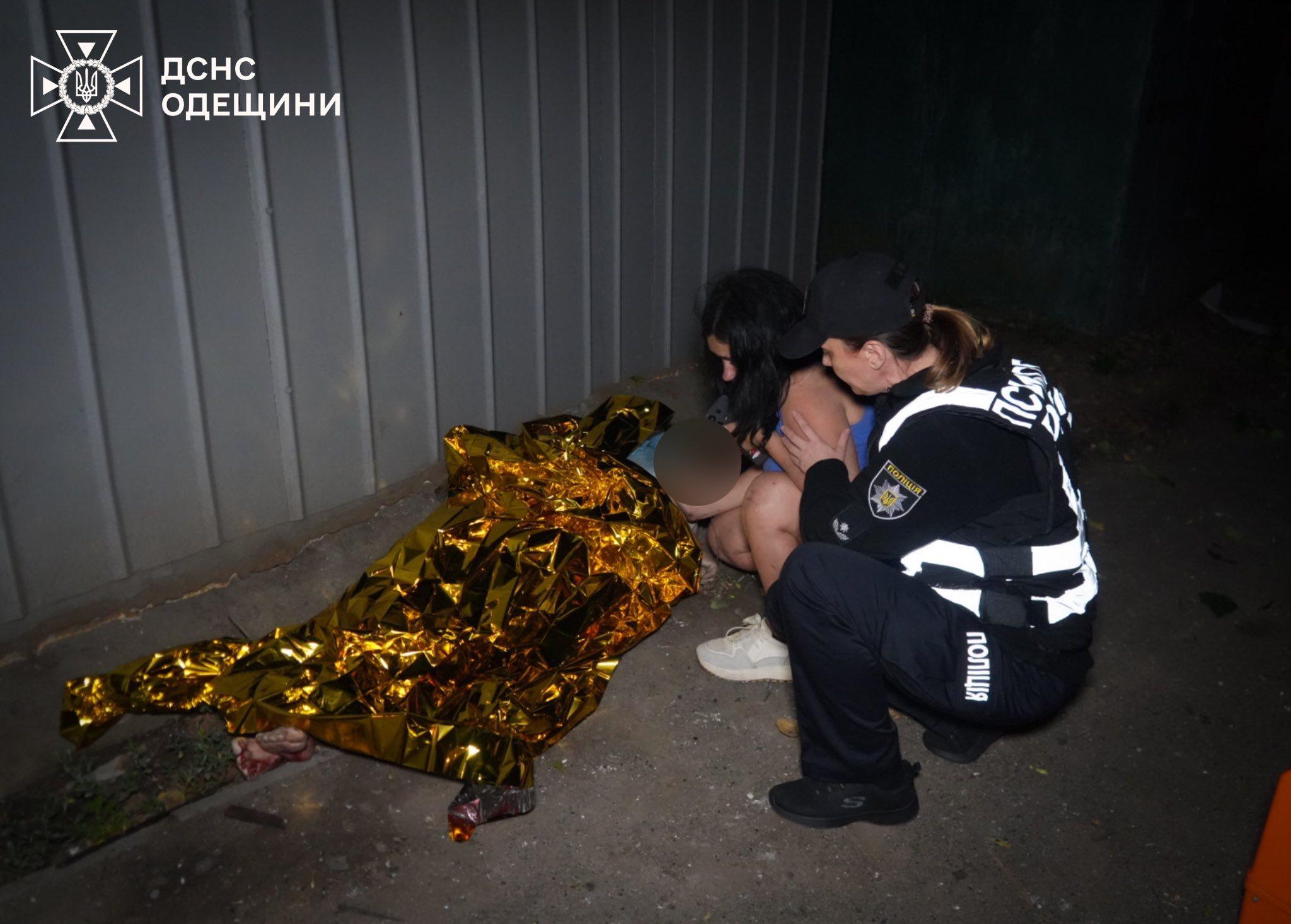 Рятувальники показали наслідки нічної дронової атаки РФ по Одесі (фото, відео)