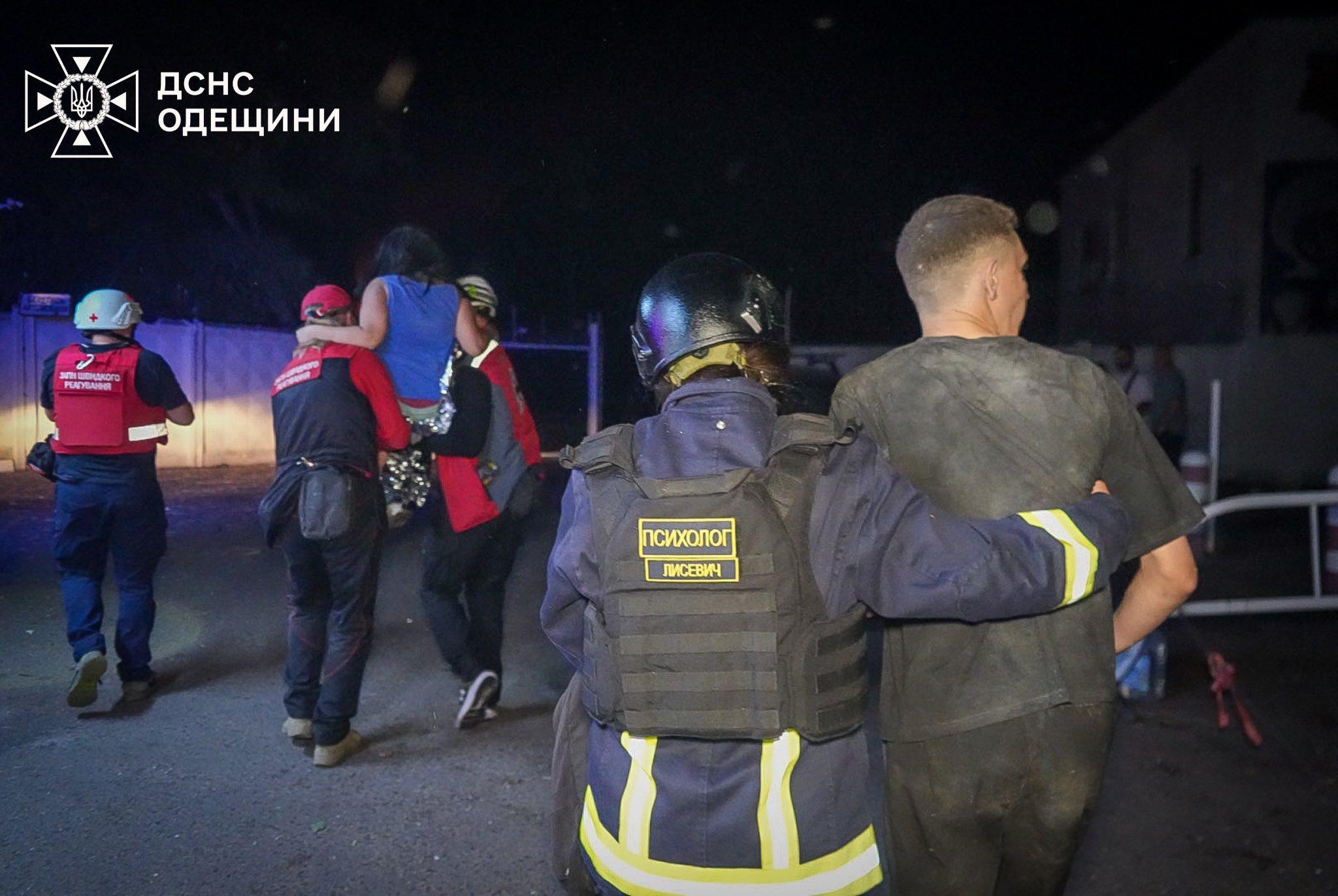 Рятувальники показали наслідки нічної дронової атаки РФ по Одесі (фото, відео)