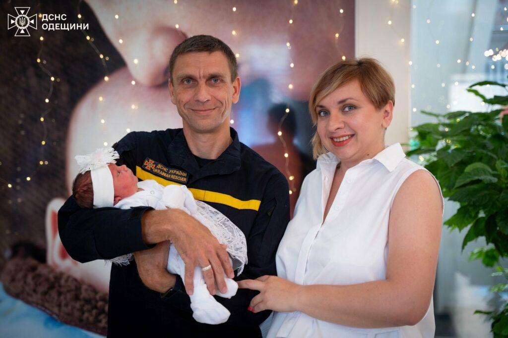 В Одессе спасатель оригинально встретил свою жену из роддома