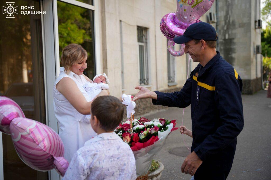 В Одессе спасатель оригинально встретил свою жену из роддома
