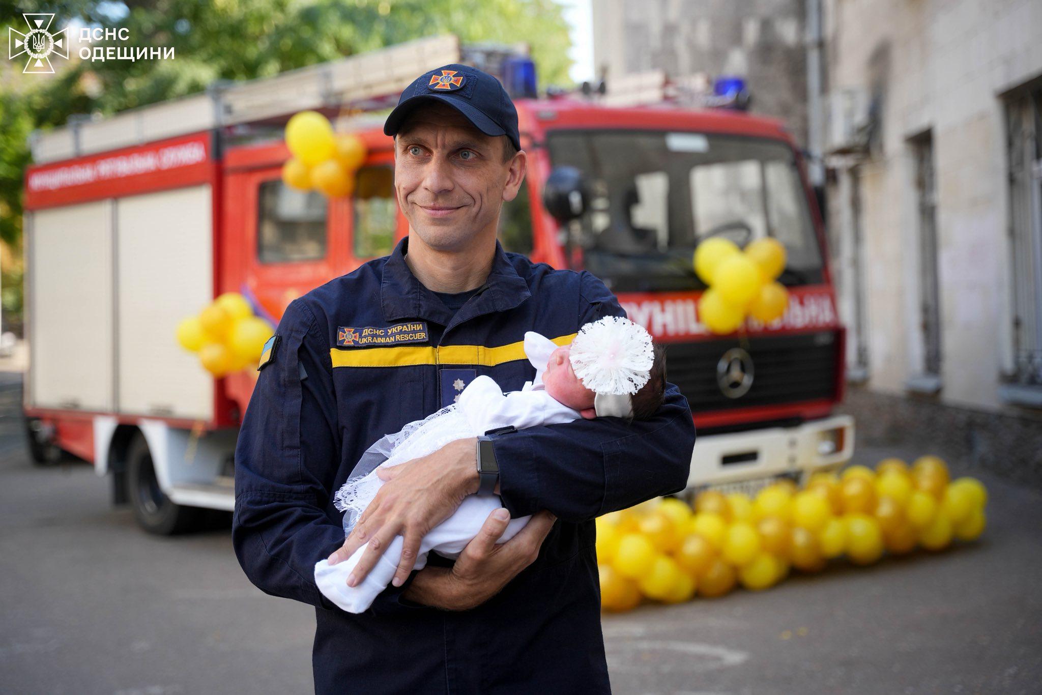 В Одессе спасатель оригинально встретил свою жену из роддома