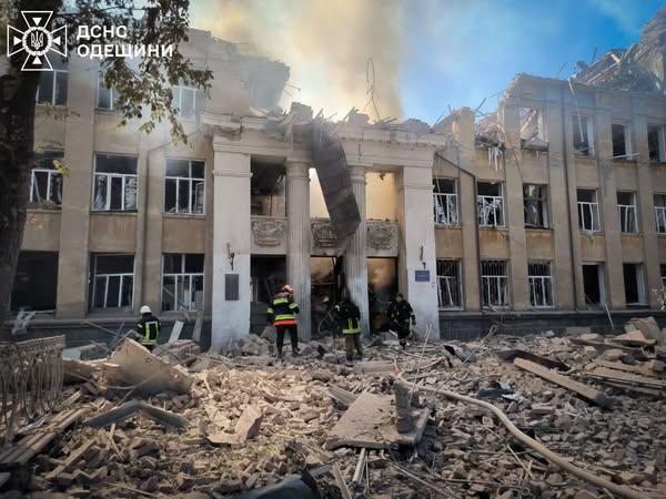 В Белгороде-Днестровском обломки разрушенной российским ударом школы сбрасывали в прибрежную зону — экоинспекция
