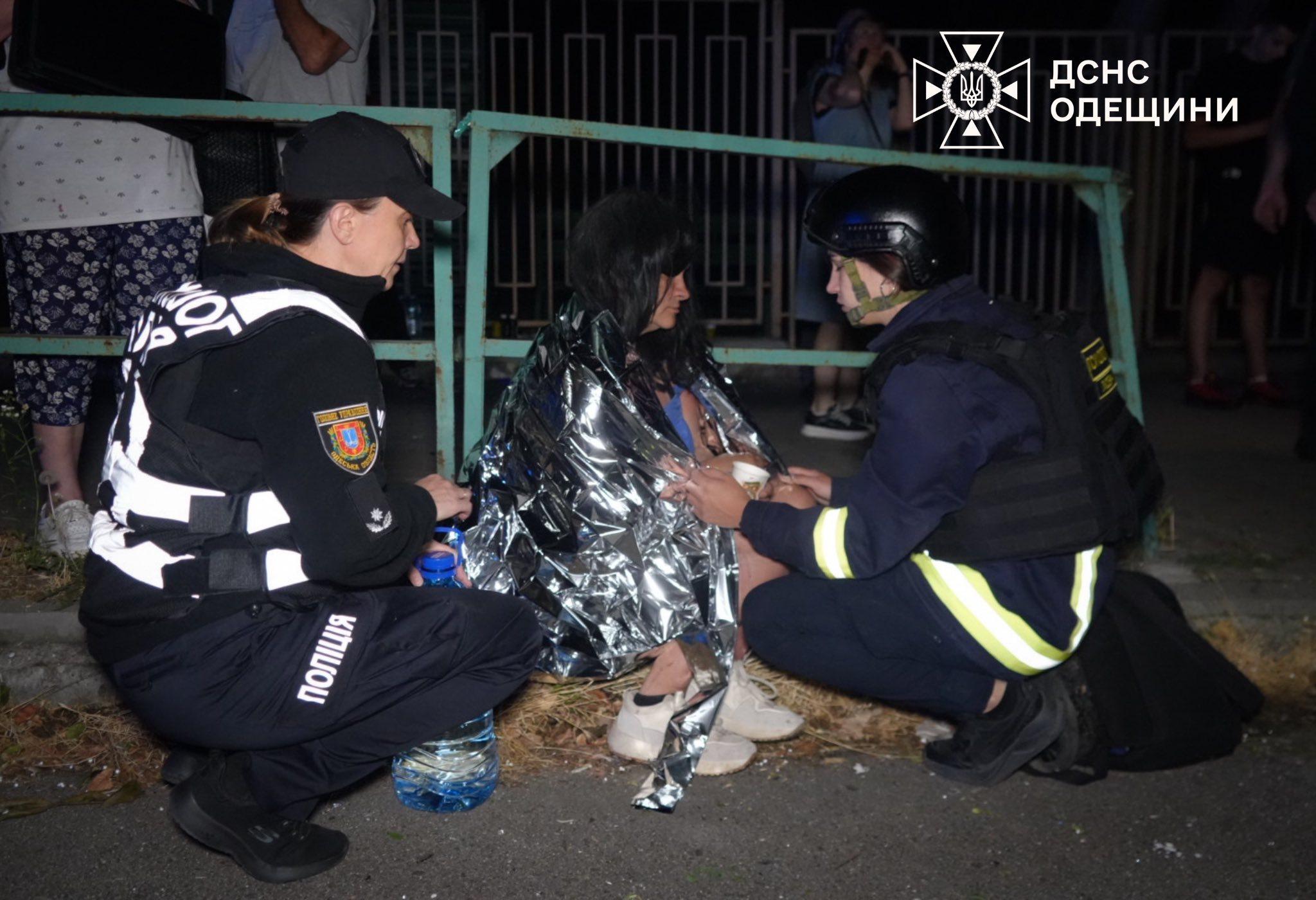 Рятувальники показали наслідки нічної дронової атаки РФ по Одесі (фото, відео)