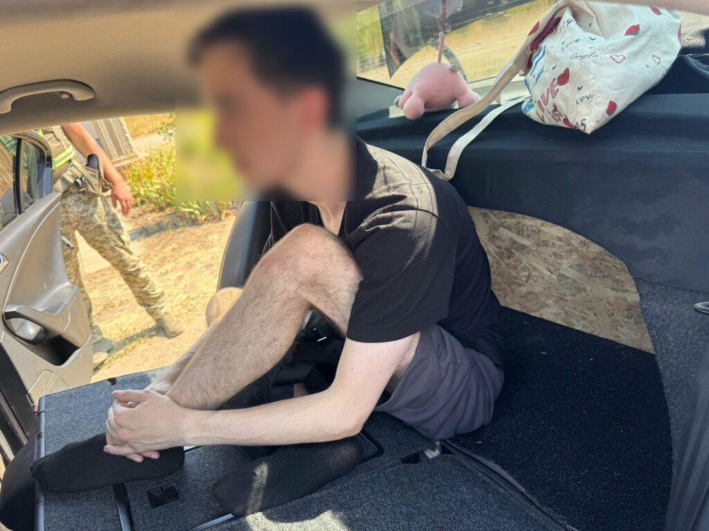 Одесситка пыталась незаконно переправить мужчину за границу в багажнике авто