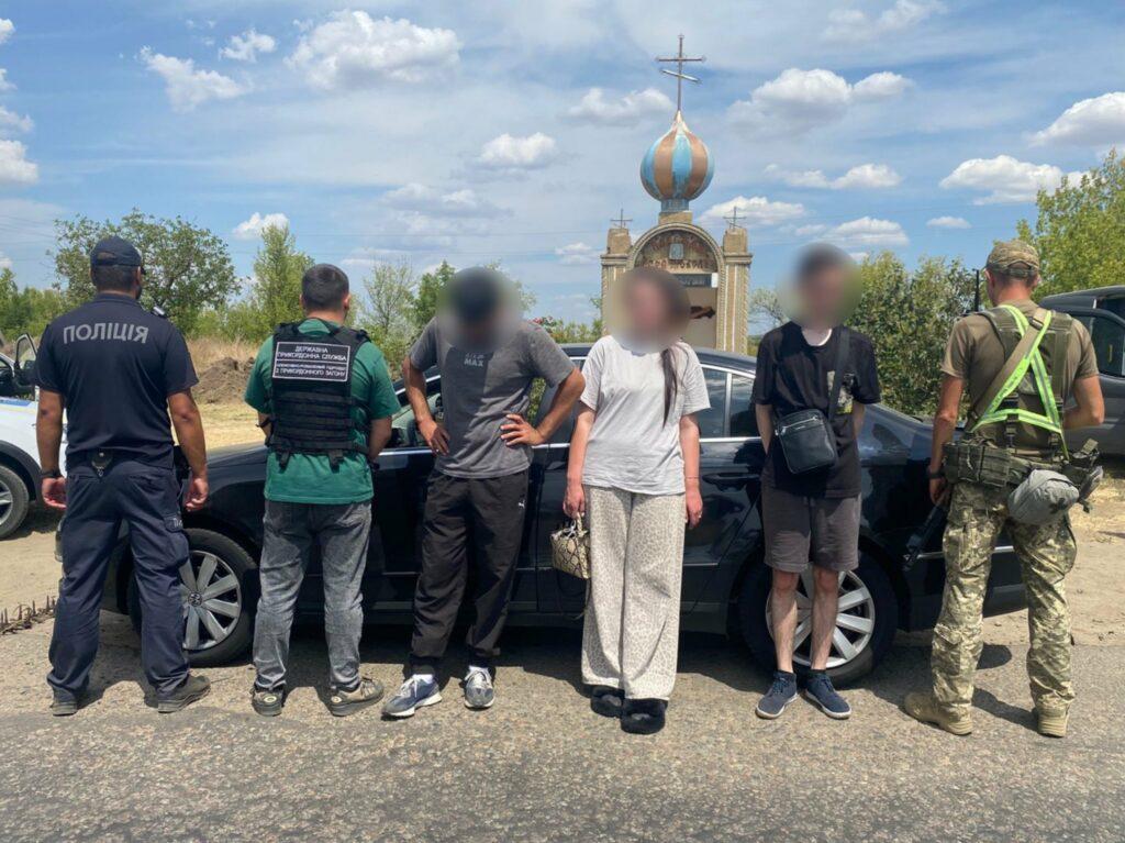 Одесситка пыталась незаконно переправить мужчину за границу в багажнике авто