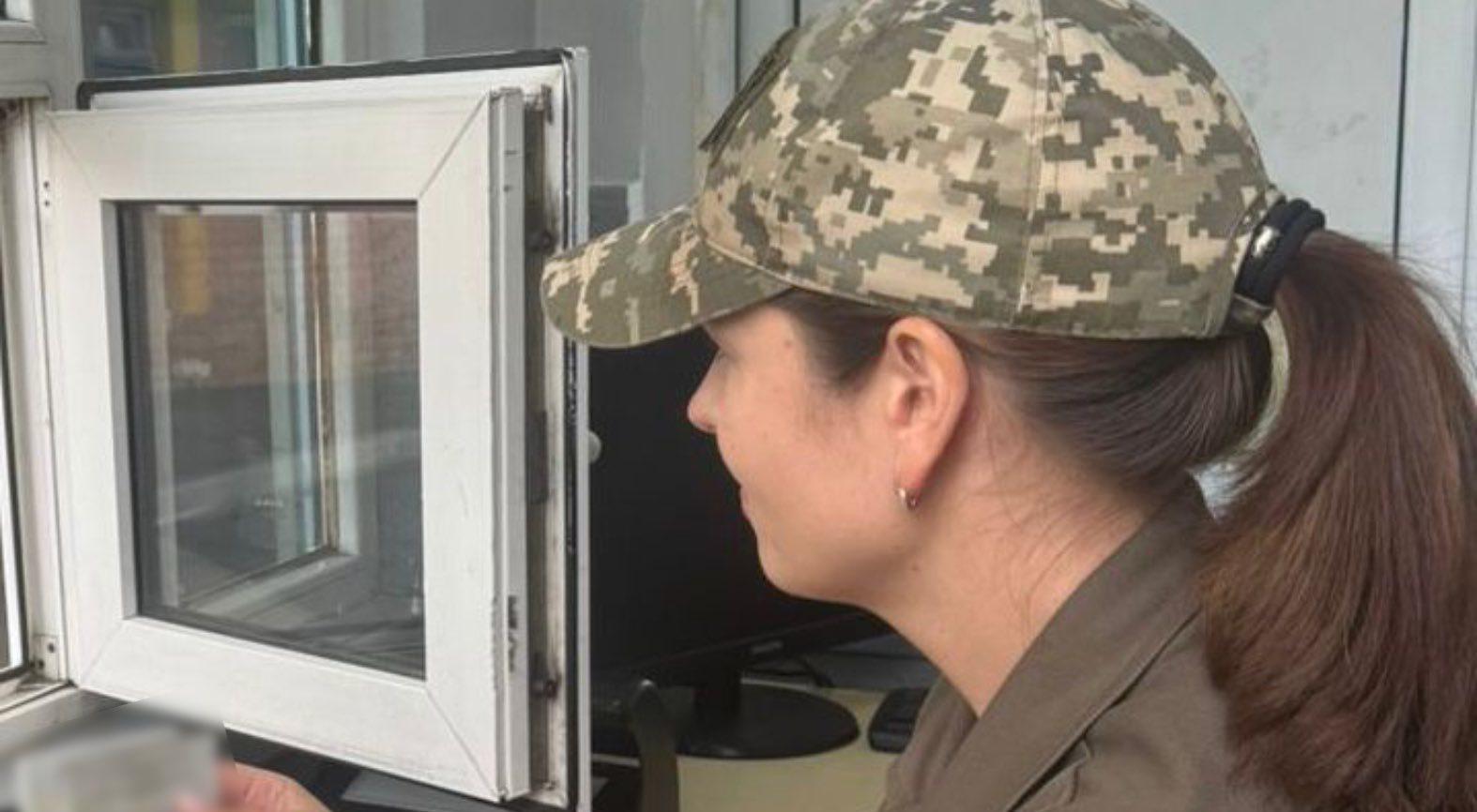 Мешканець Одещини хотів виїхати до Молдови з тещею та спробував підкупити прикордонника Мешканець Одещини хотів виїхати до Молдови з тещею та спробував підкупити прикордонника