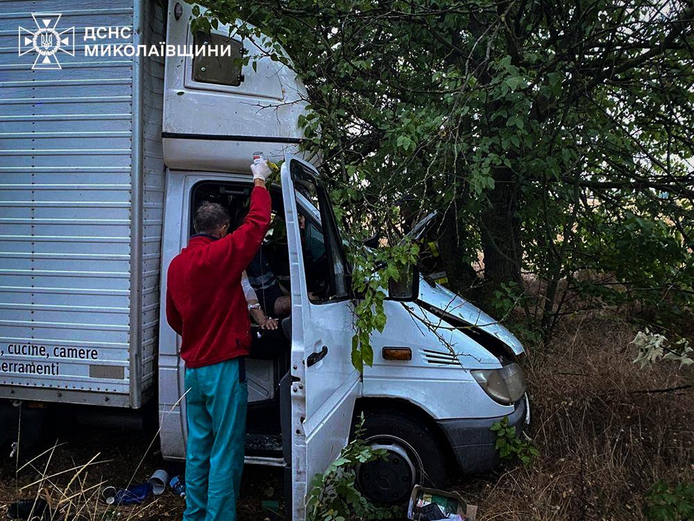 Дві вантажівки зіткнулися на трасі Одеса – Мелітополь – Новоазовськ: постраждалого зажало в кабіні