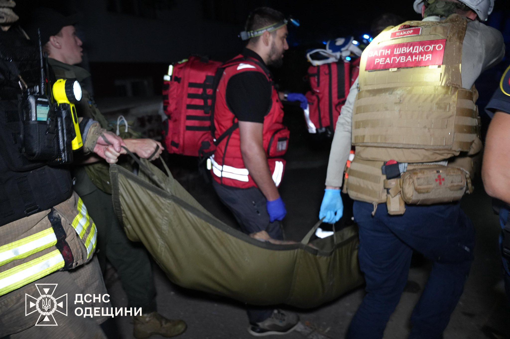 Рятувальники показали наслідки нічної дронової атаки РФ по Одесі (фото, відео)