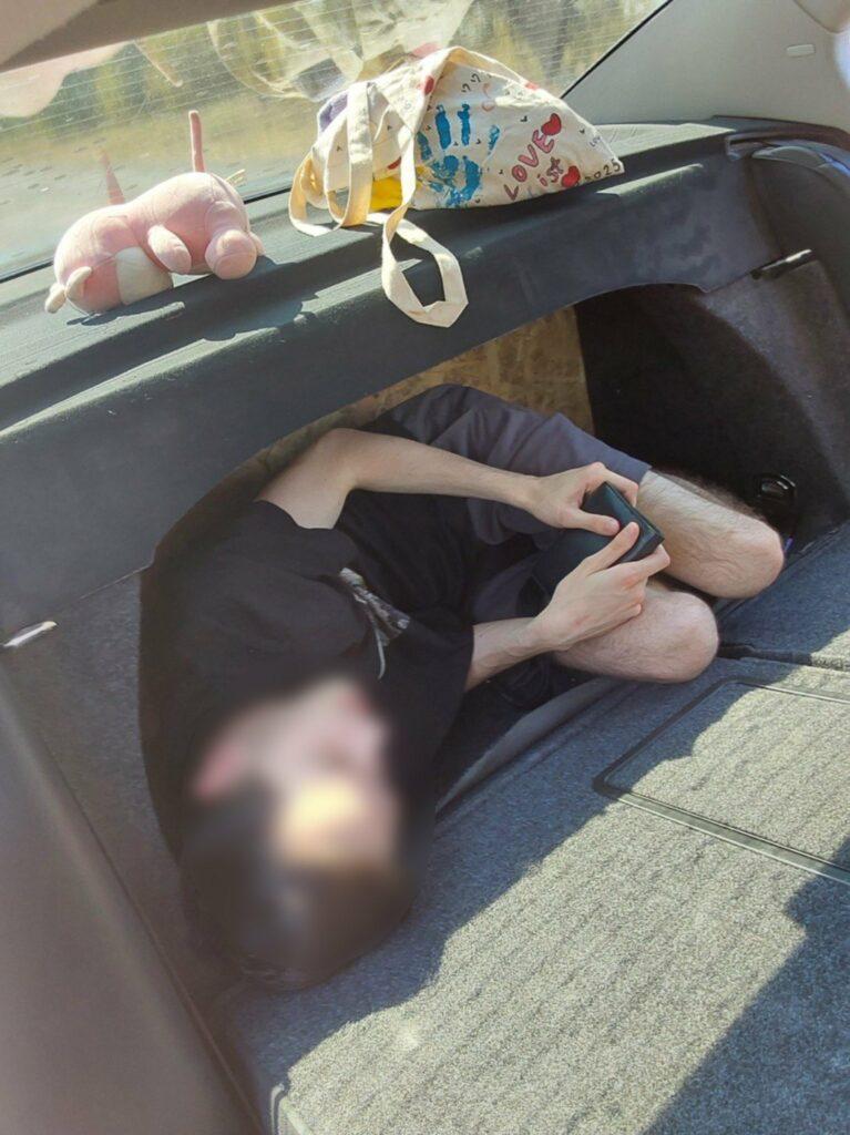 Одесситка пыталась незаконно переправить мужчину за границу в багажнике авто