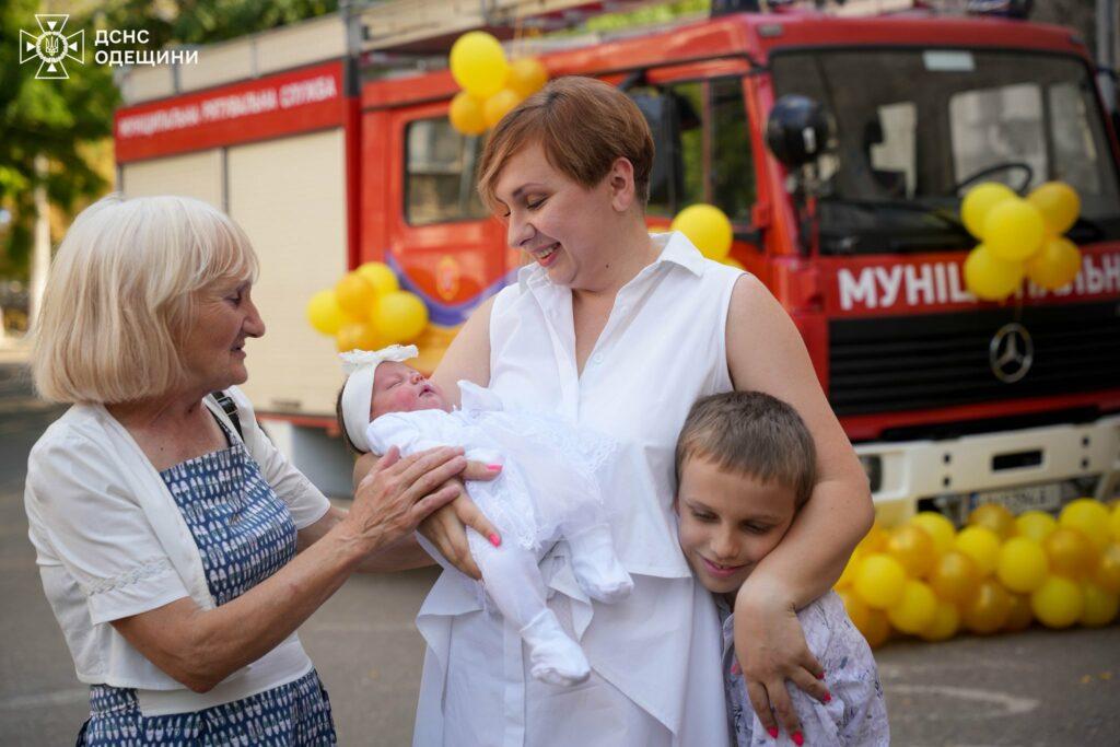 В Одессе спасатель оригинально встретил свою жену из роддома
