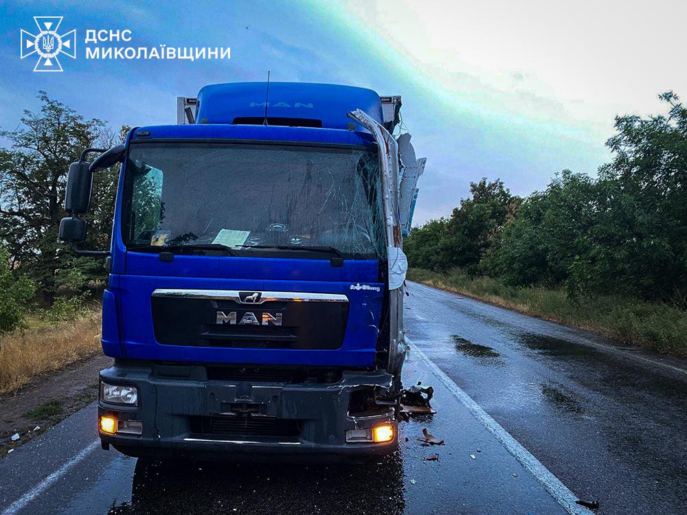 Дві вантажівки зіткнулися на трасі Одеса – Мелітополь – Новоазовськ: постраждалого зажало в кабіні