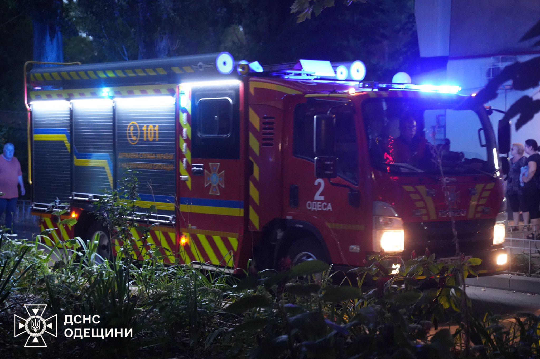 В одеській п’ятиповерхівці через коротке замикання кондиціонеру сталася пожежа (фото, відео)