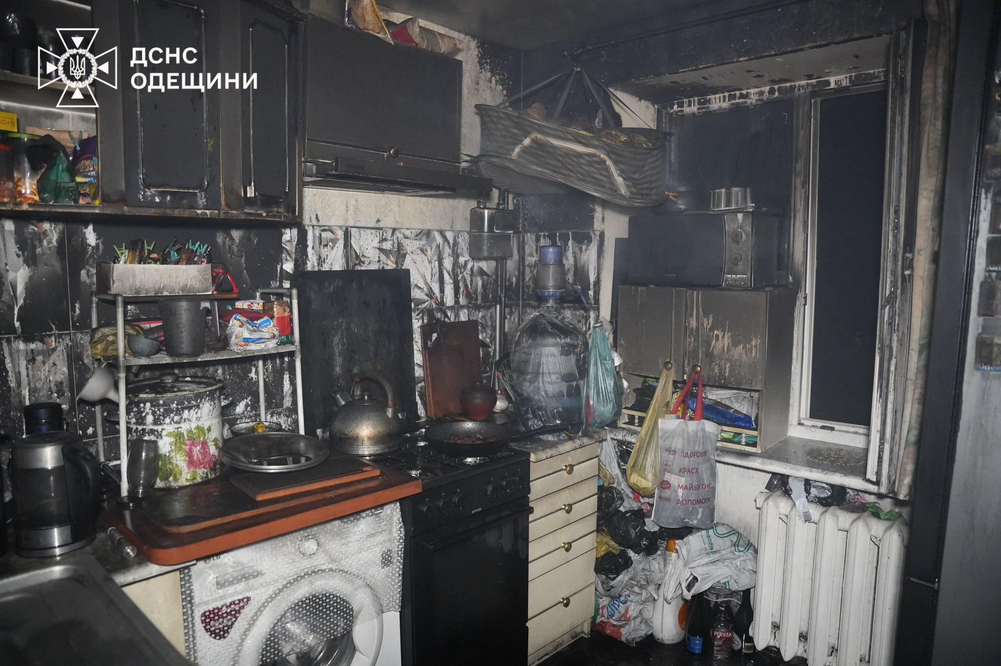 В одеській п’ятиповерхівці через коротке замикання кондиціонеру сталася пожежа (фото, відео)