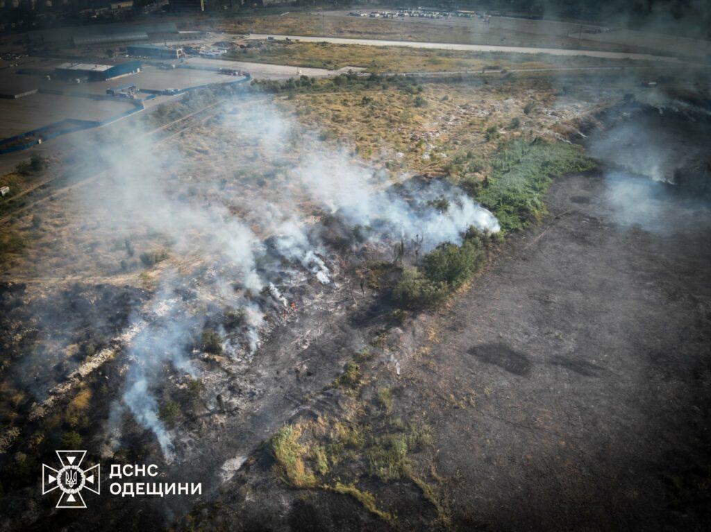 Майже 40 вогнеборців гасили масштабну пожежу на відкритій території під Одесою
