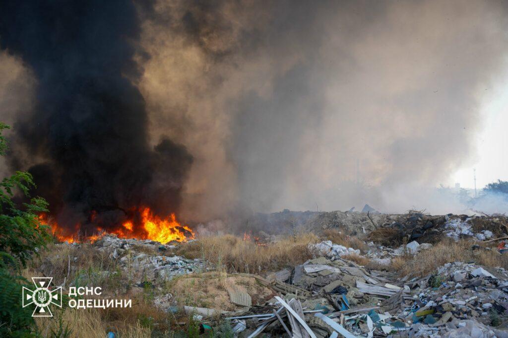 Майже 40 вогнеборців гасили масштабну пожежу на відкритій території під Одесою