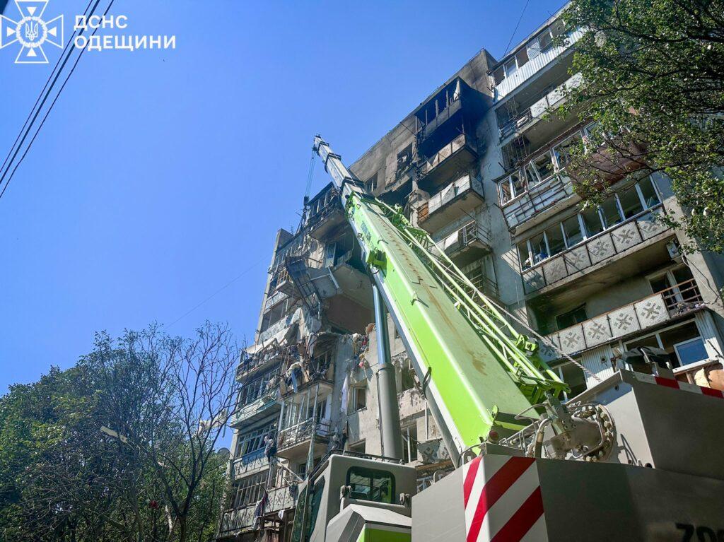 В Одессе продолжается разбор завалов после дроновой атаки, унесшей жизнь мужчины