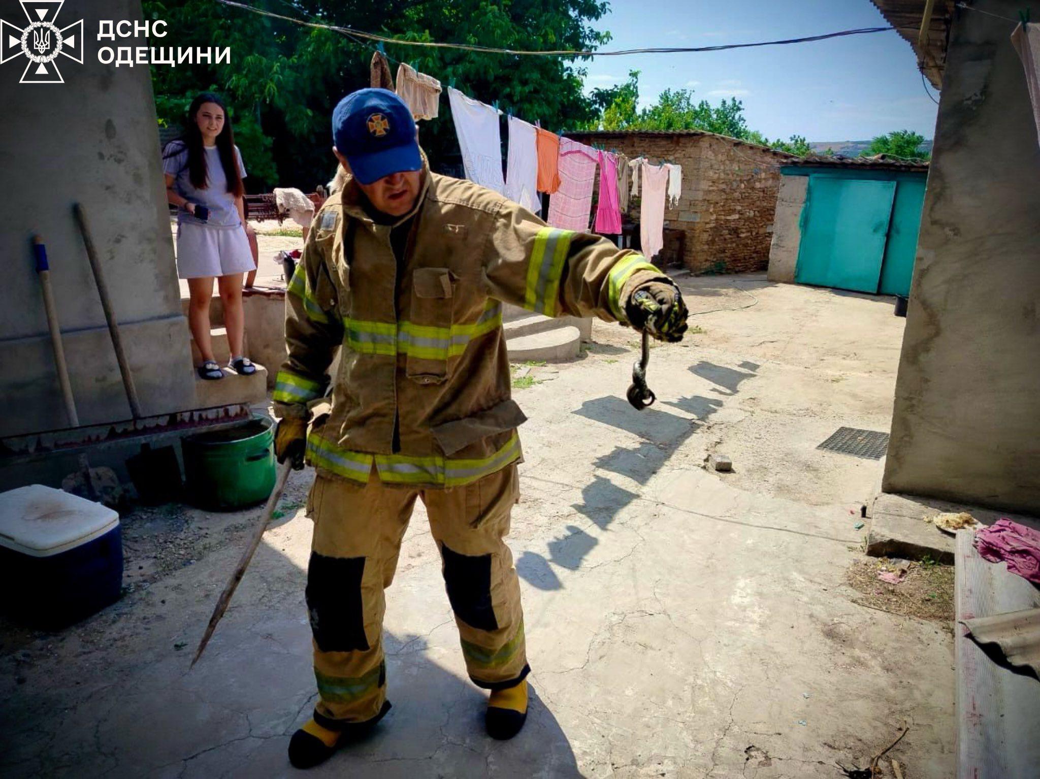 Змея заползла в жилой дом: в Одесской области спасали рептилию