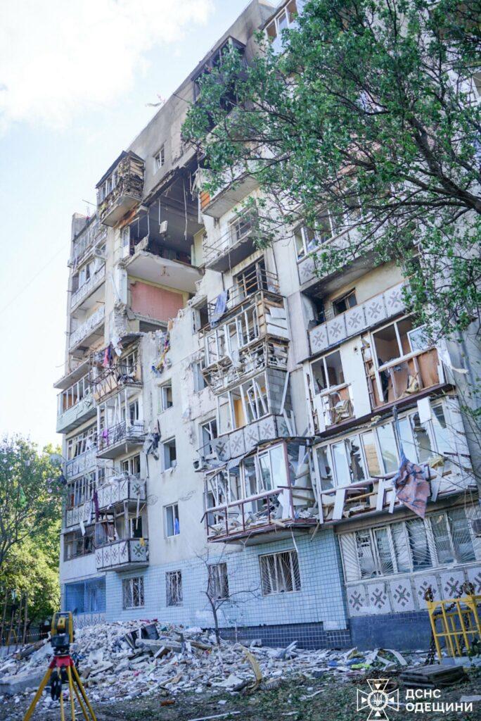 В Одессе продолжается разбор завалов после дроновой атаки, унесшей жизнь мужчины