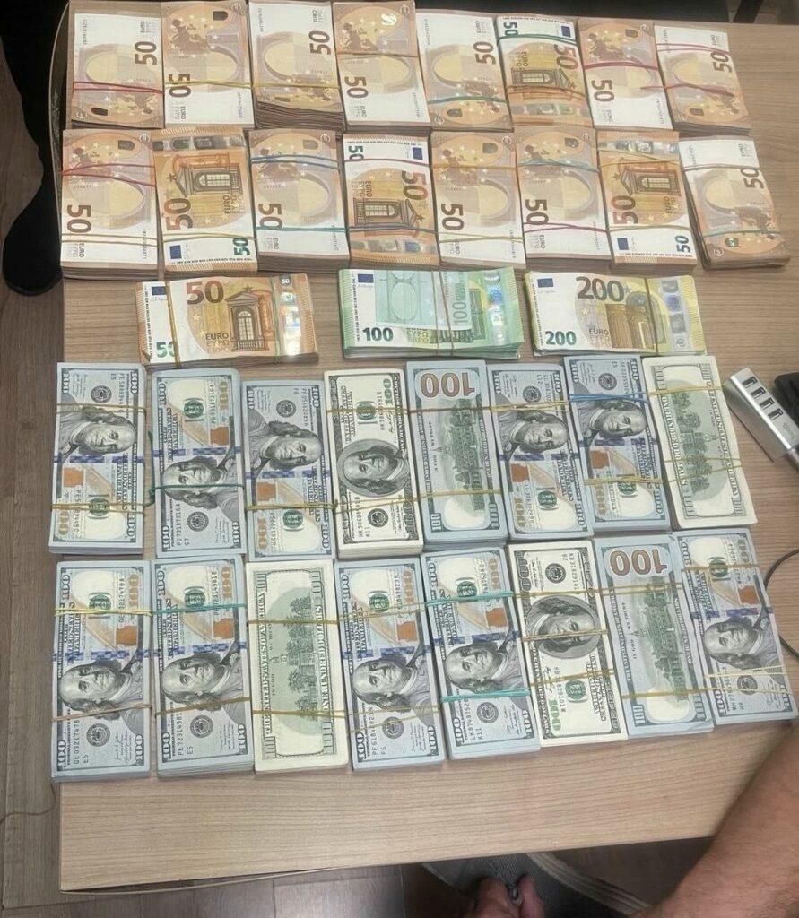 Одеські митники вилучили валюту майже на 12 мільйонів гривень