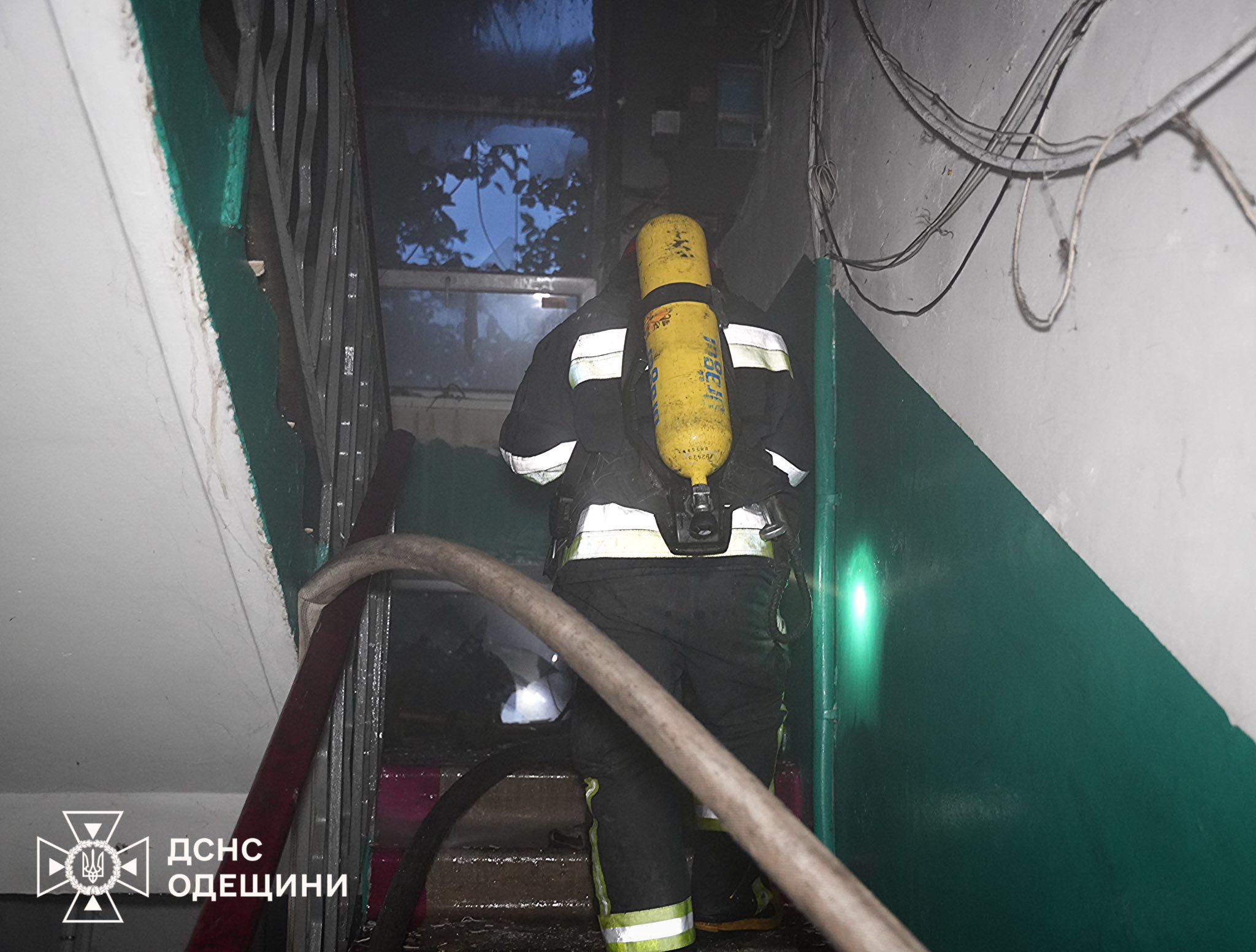В одеській п’ятиповерхівці через коротке замикання кондиціонеру сталася пожежа (фото, відео)