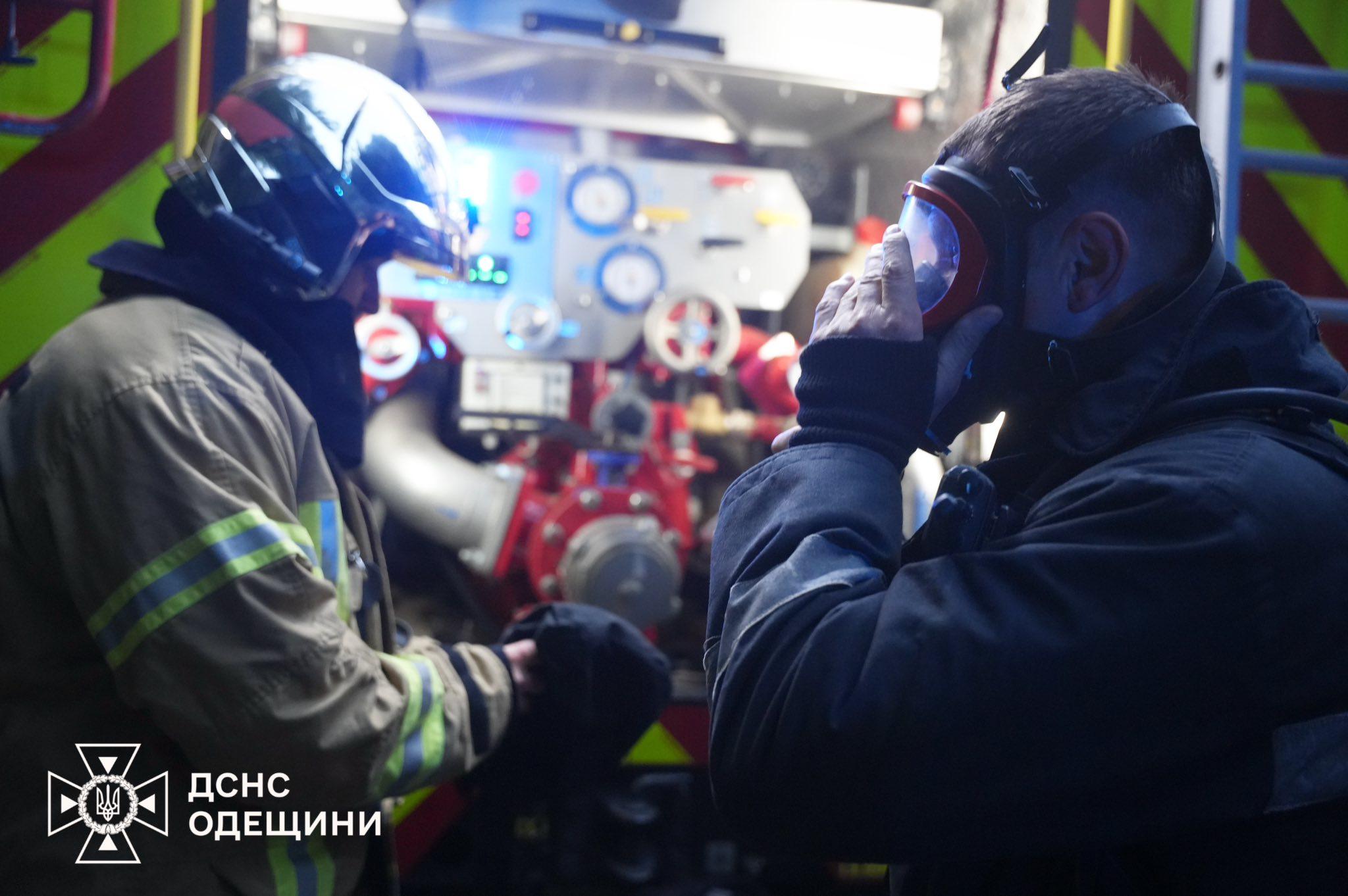 В одеській п’ятиповерхівці через коротке замикання кондиціонеру сталася пожежа (фото, відео)