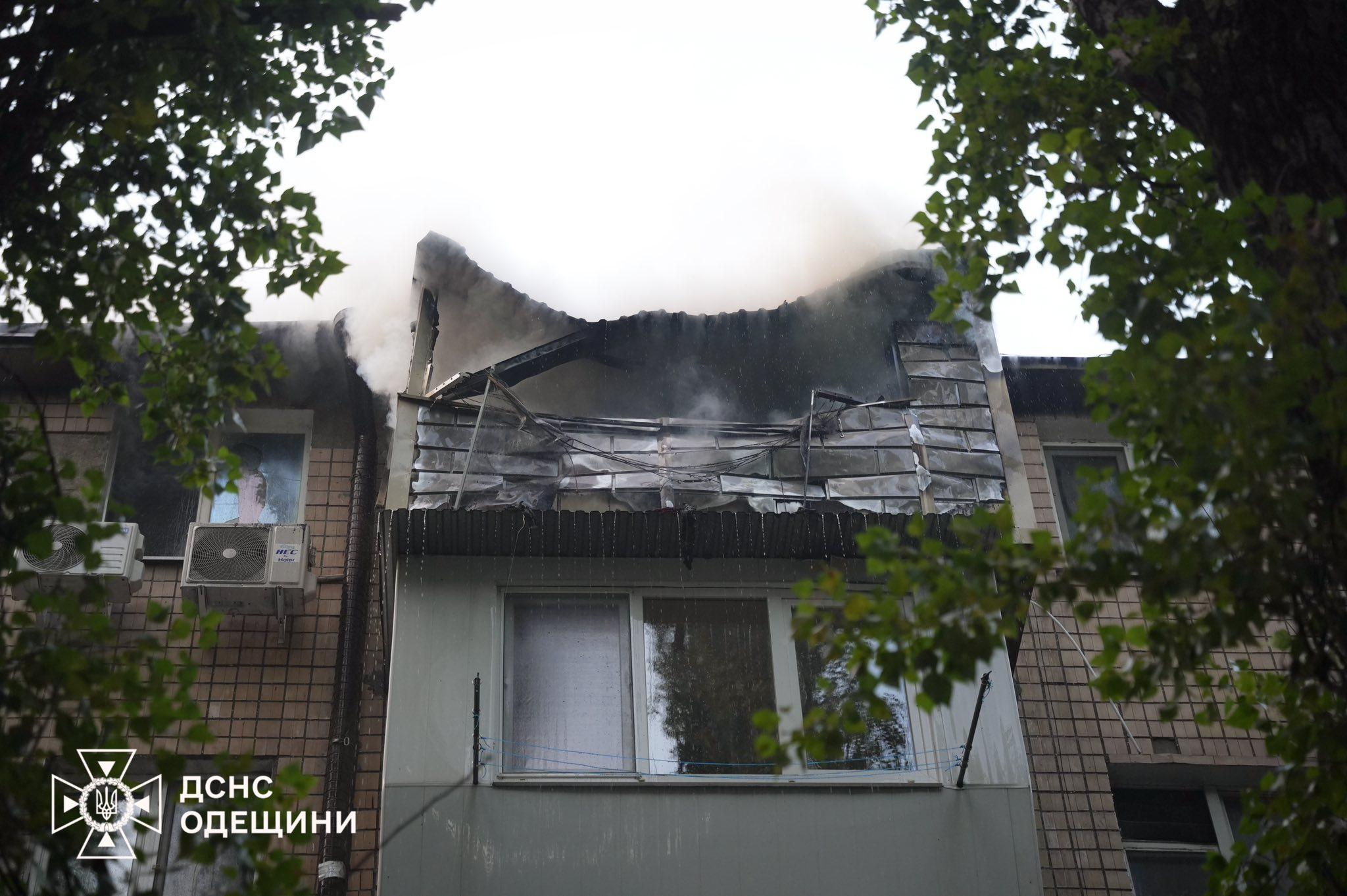 В одеській п’ятиповерхівці через коротке замикання кондиціонеру сталася пожежа (фото, відео)