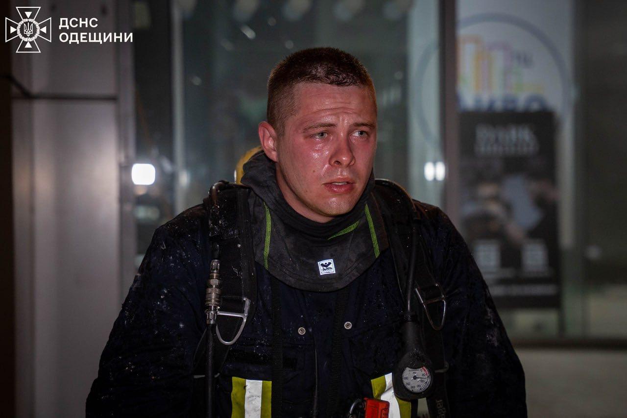 Вночі в Одесі гасили пожежу у торговельному центрі (фото)