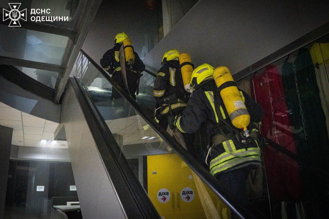 Вночі в Одесі гасили пожежу у торговельному центрі (фото)