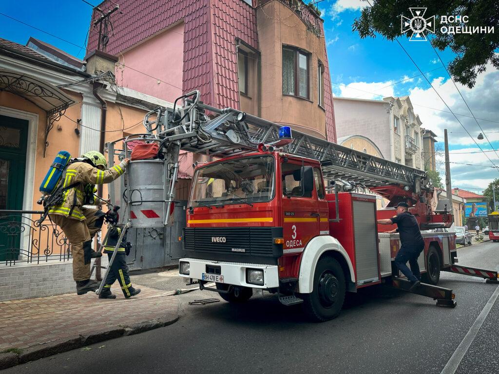 Пожежа в центрі Одеси: вогнеборці врятували трьох людей і двох тварин
