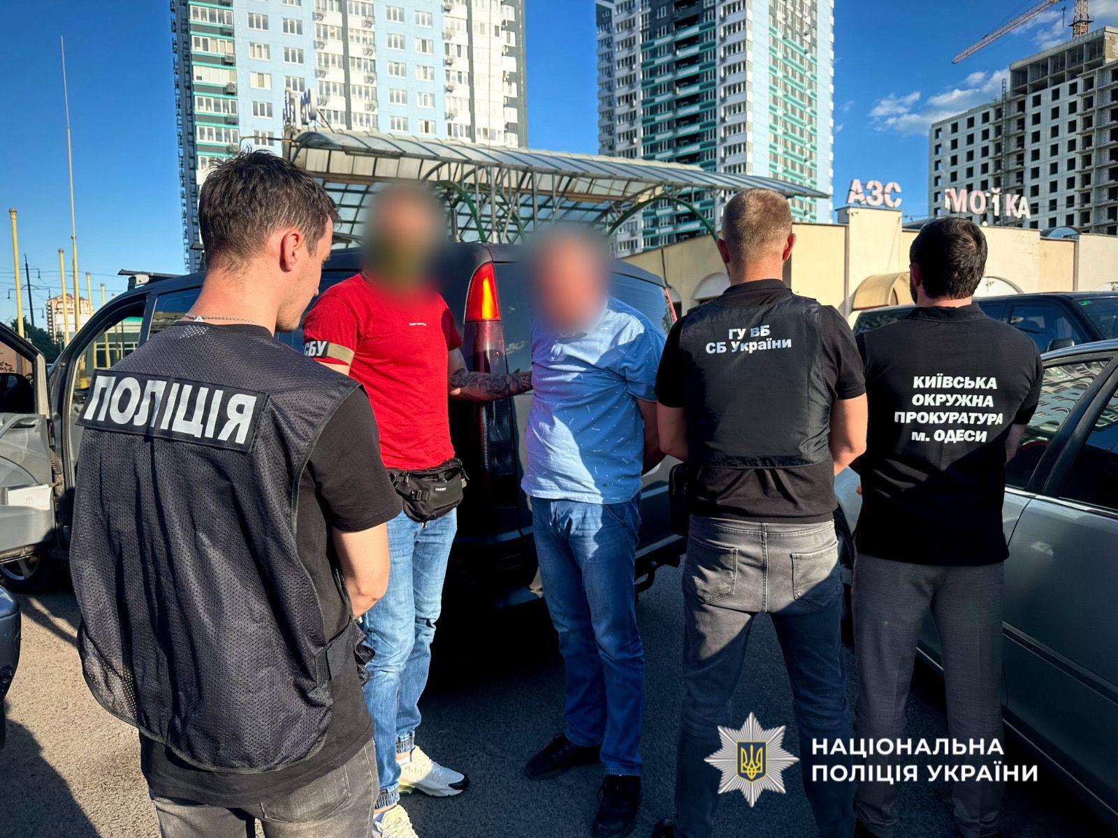 «Отсрочка» за 11 тысяч долларов: в Одессе задержали двух горожан по подозрению в злоупотреблении влиянием