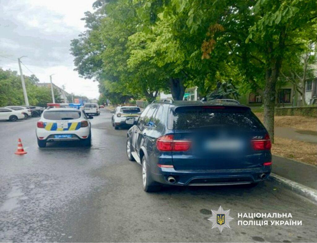 Под Одессой мопед врезался в открытую дверь авто: пострадала девушка