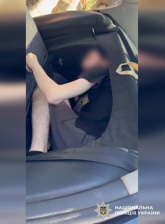 Одесситка пыталась незаконно переправить мужчину за границу в багажнике авто