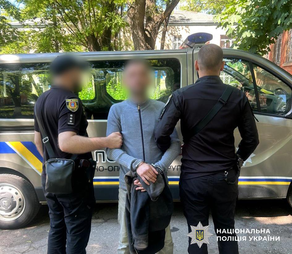 Розпилив газ у салоні маршрутки та вдарив ножем пасажира: одеситу загрожує позбавлення волі