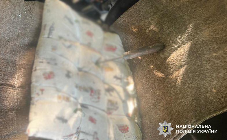 Удары в спину и грудь: в Одессе мужчина едва не убил жену шилом