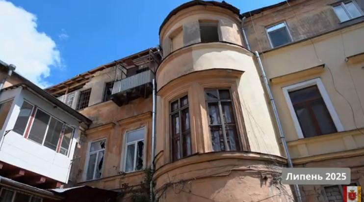 Одеса: пошкоджений внаслідок російської атаки будинок на Пастера почали відновлювати