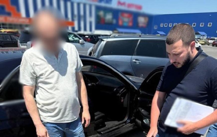 В Одесі затримали чоловіка за пропозицію працевлаштувати в СБУ за дев’ять тисяч доларів
