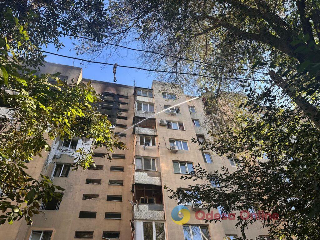 Нічний удар по Одесі: спалахнули масштабні пожежі, постраждали люди (фоторепортаж)