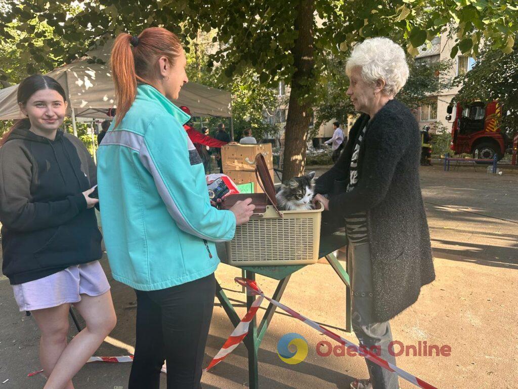 Нічний удар по Одесі: спалахнули масштабні пожежі, постраждали люди (фоторепортаж)
