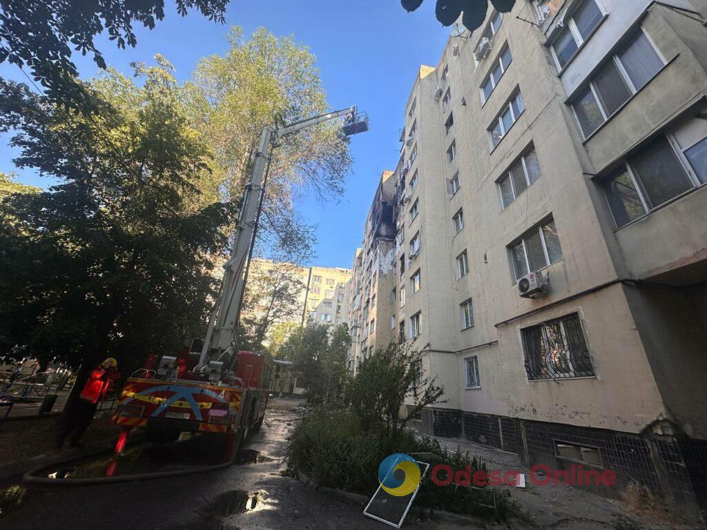 Нічний удар по Одесі: спалахнули масштабні пожежі, постраждали люди (фоторепортаж)