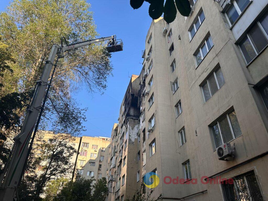 Нічний удар по Одесі: спалахнули масштабні пожежі, постраждали люди (фоторепортаж)