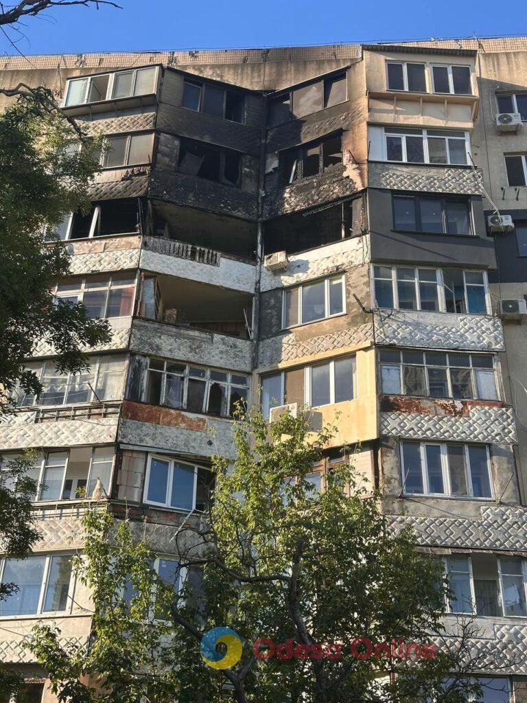 Нічний удар по Одесі: спалахнули масштабні пожежі, постраждали люди (фоторепортаж)