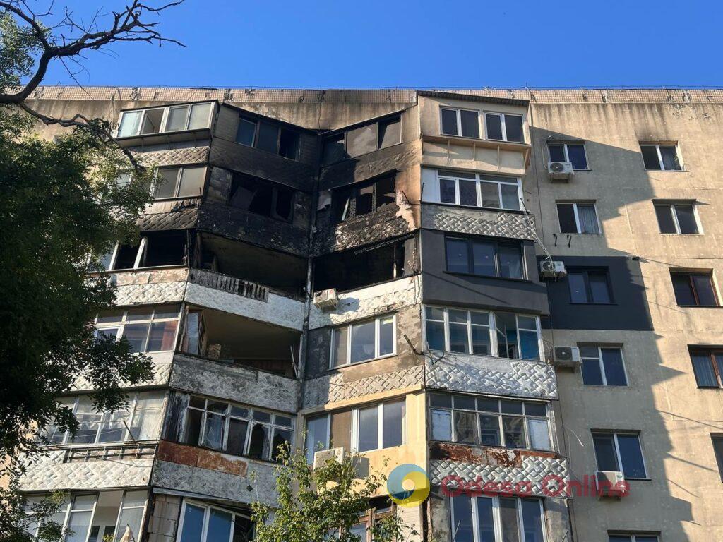 Нічний удар по Одесі: спалахнули масштабні пожежі, постраждали люди (фоторепортаж)