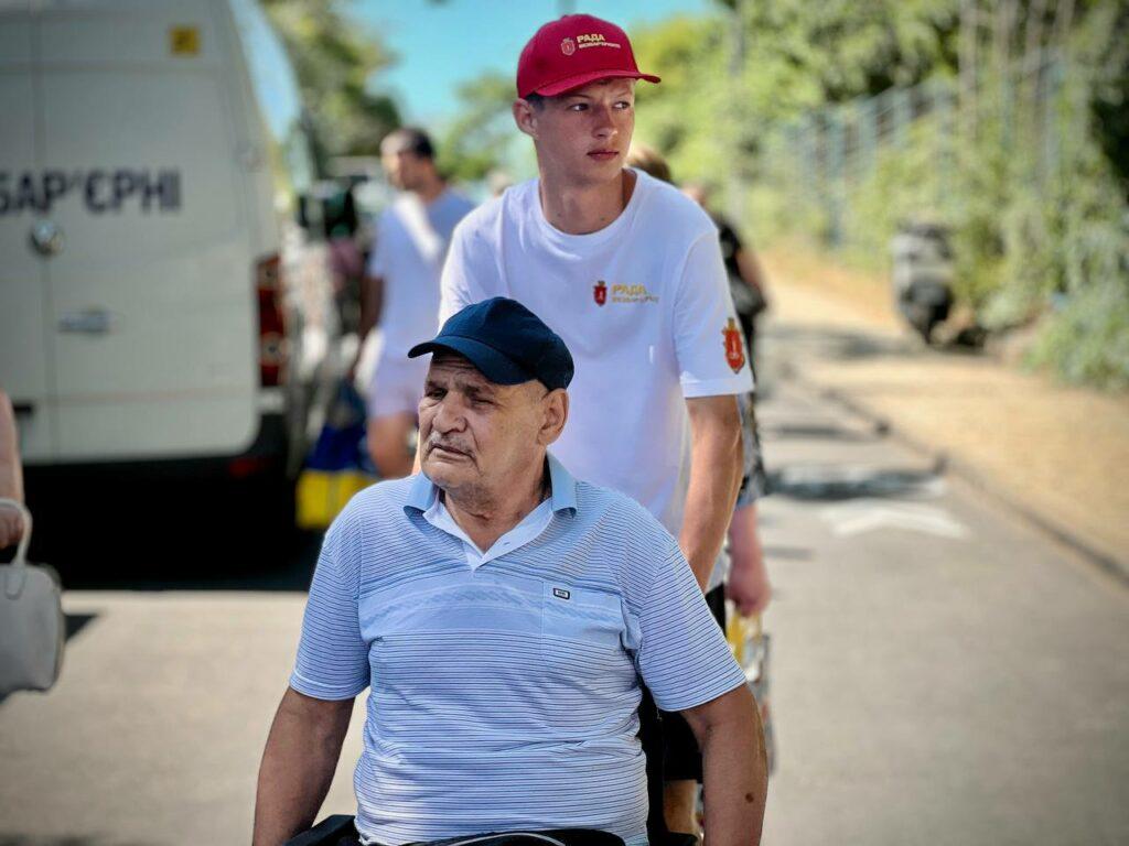 Гості з Миколаєва відвідали оновлений інклюзивний пляж в Одесі (фото)