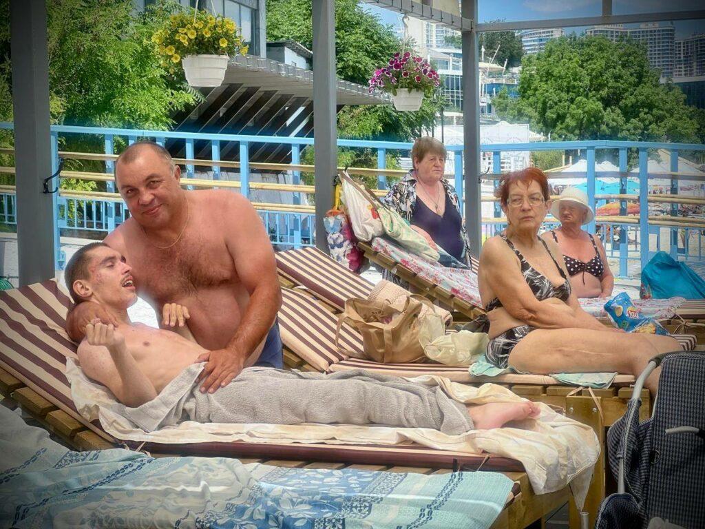 Гості з Миколаєва відвідали оновлений інклюзивний пляж в Одесі (фото)