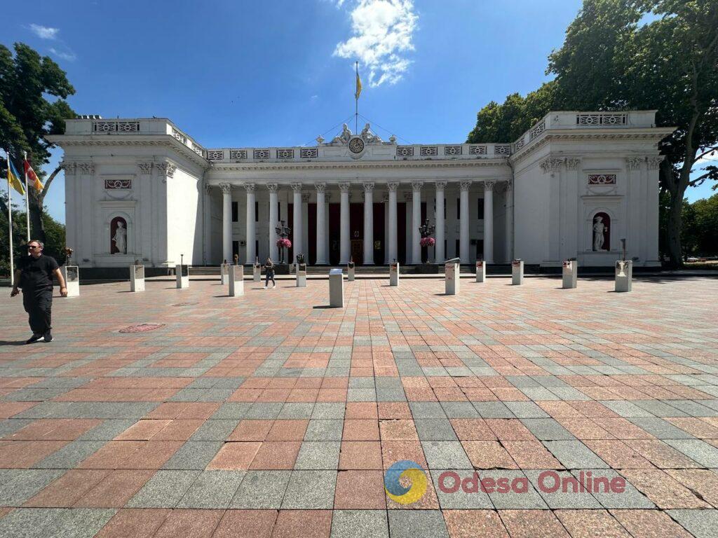 «Це шрами на нашій країні»: в Одесі відкрили виставку «Алея Незламних міст» 