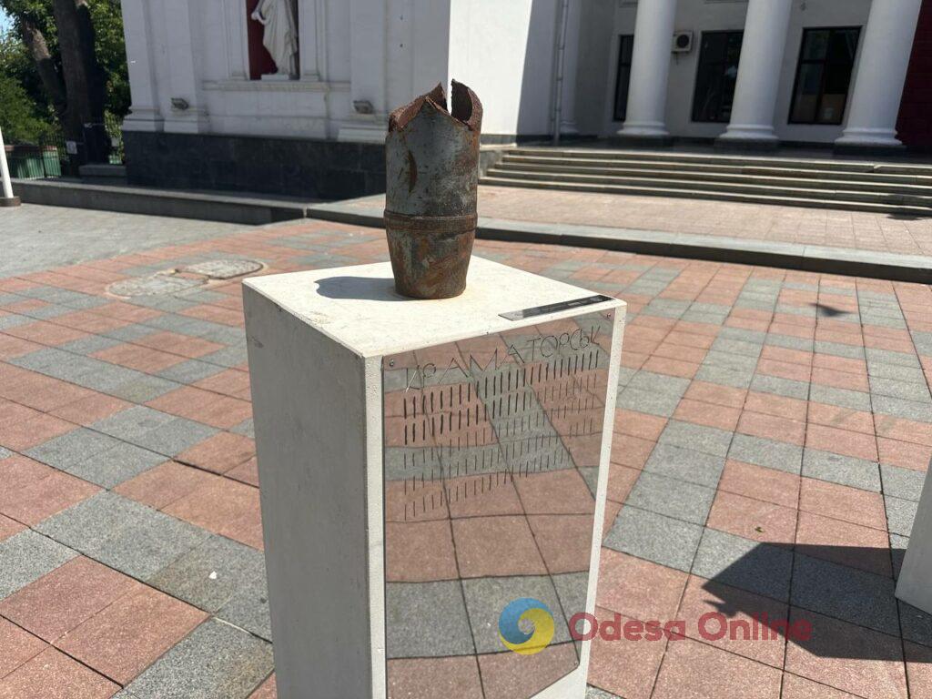 «Це шрами на нашій країні»: в Одесі відкрили виставку «Алея Незламних міст» 