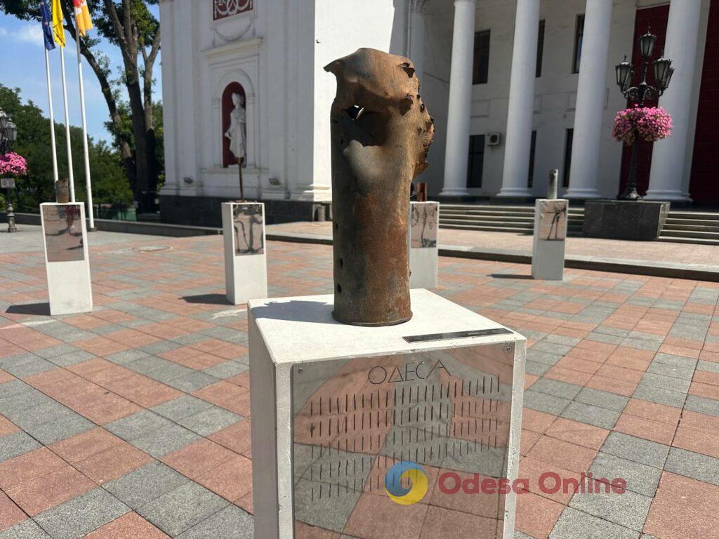 «Це шрами на нашій країні»: в Одесі відкрили виставку «Алея Незламних міст» 
