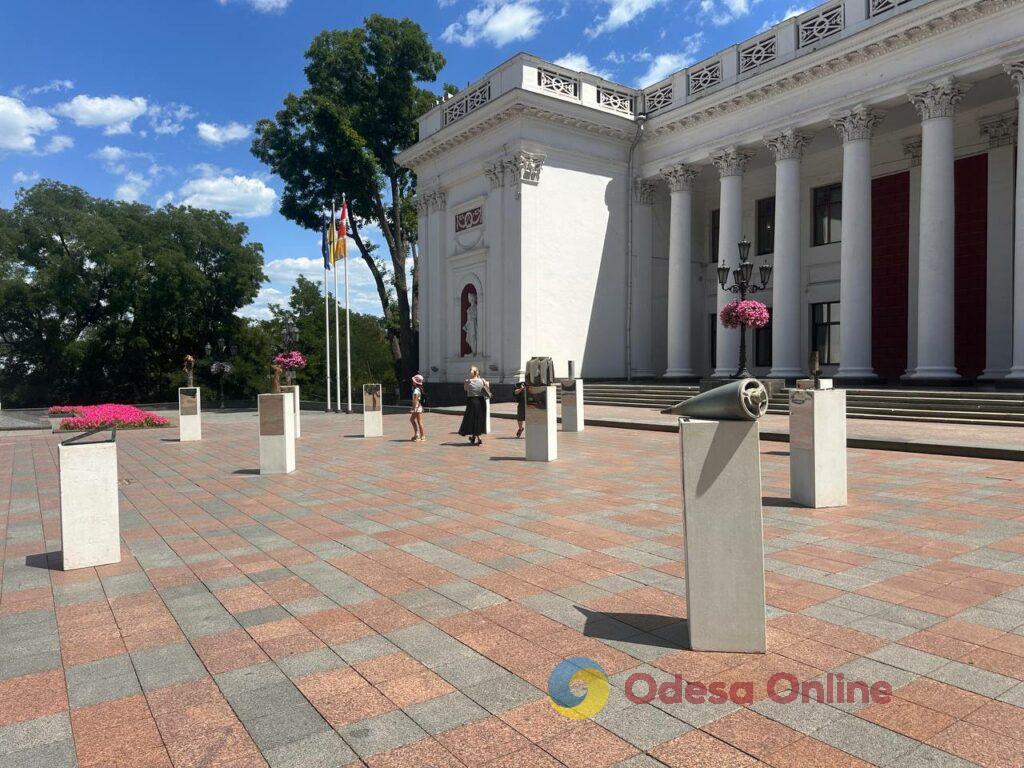«Це шрами на нашій країні»: в Одесі відкрили виставку «Алея Незламних міст» 