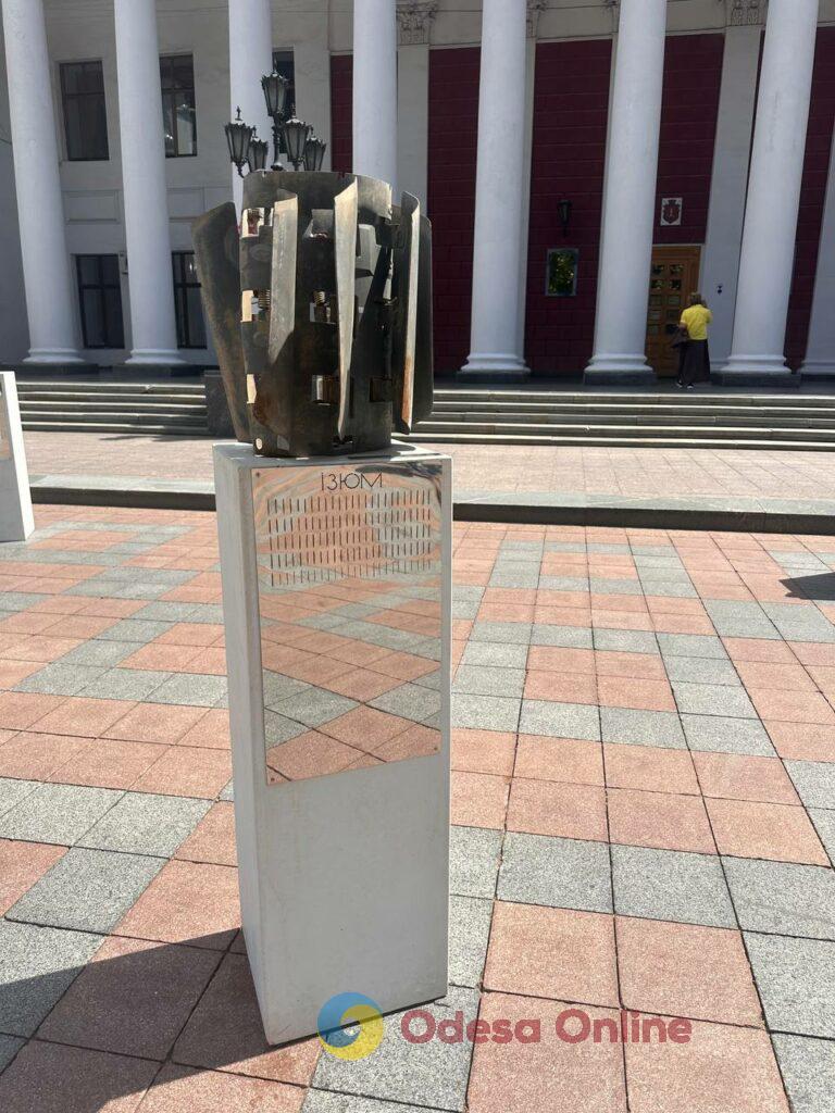 «Це шрами на нашій країні»: в Одесі відкрили виставку «Алея Незламних міст» 