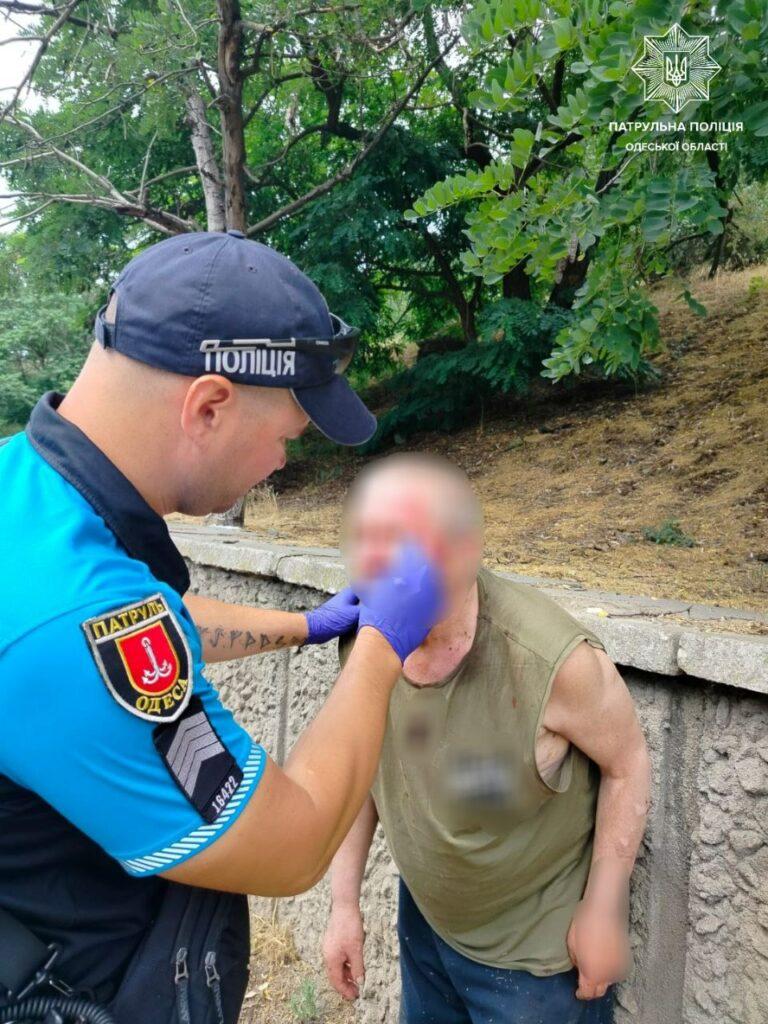 Жара в Одессе: патрульные помогли мужчине, которому стало плохо
